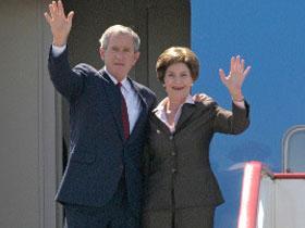 Джордж и Лора Буш досрочно проголосовали на выборах президента США