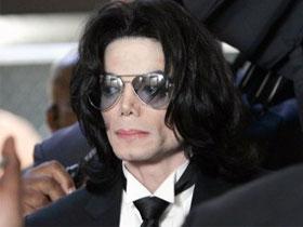 Делал ли Майкл Джексон операцию по изменению цвета кожи?