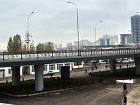 Возобновлена работа по строительству моста близ станции метро Халглар достлугу