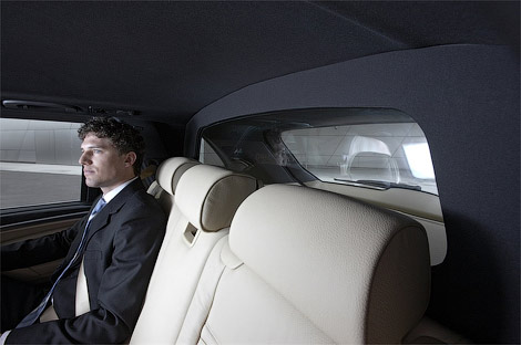 Компания BMW защитила внедорожник X5 от выстрелов из "Калашникова"