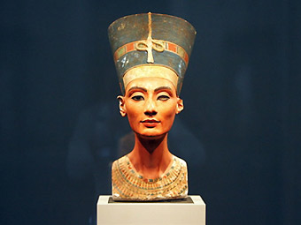 Британские египтологи почти докопались до Нефертити
