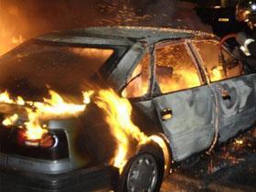 В Баку сгорел автомобиль с 2 людьми в салоне
