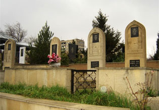 В Азербайджане на траурной церемонии на кладбище произошел вооруженный инцидент, один человек убит