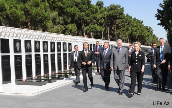 Находящаяся в Азербайджане госсекретарь США Хиллари Клинтон посетила «Шехидляр Хиябаны» [3 фото]
