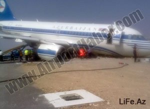 Азербайджанский самолет в стамбульском аэропорту Ататюрка вышел за пределы взлетно-посадочной полосы [2 фото]