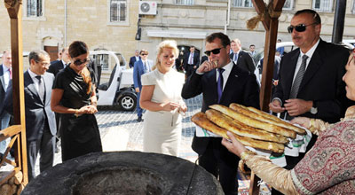 Медведева угостили в Баку тендирным хлебом с сыром 